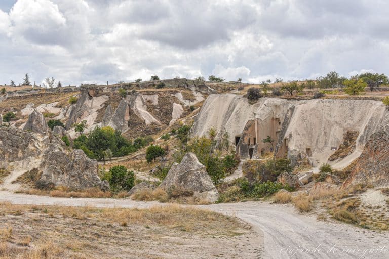 Vista de lejos de la entrada a la Iglesia Aynali