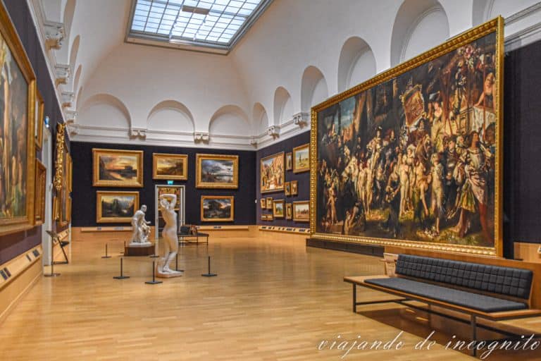 Sala llena de cuadros y estatuas de la Kunsthalle de Hamburgo