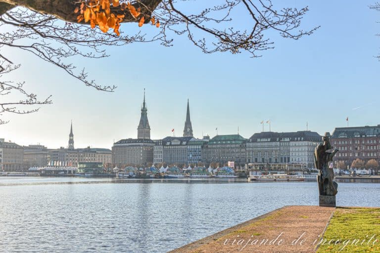 Vistas del Alster Interior con las torres del casco antiguo de fondo.