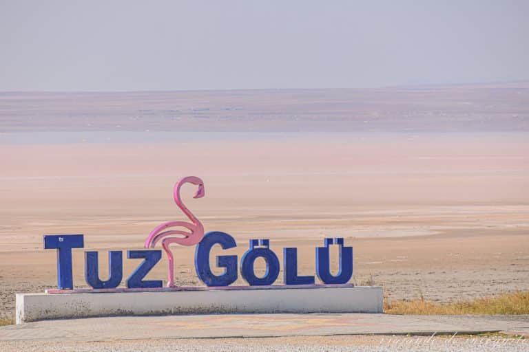 Letras de Tuz Gölü con la escultura de un flamenco en el lago Tuz. Uno de los lugares qué ver en Capadocia.
