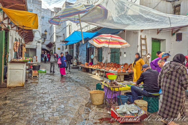 Zoco cerca de Bab Okla con puestos que venden carne, pescado y alfarería.