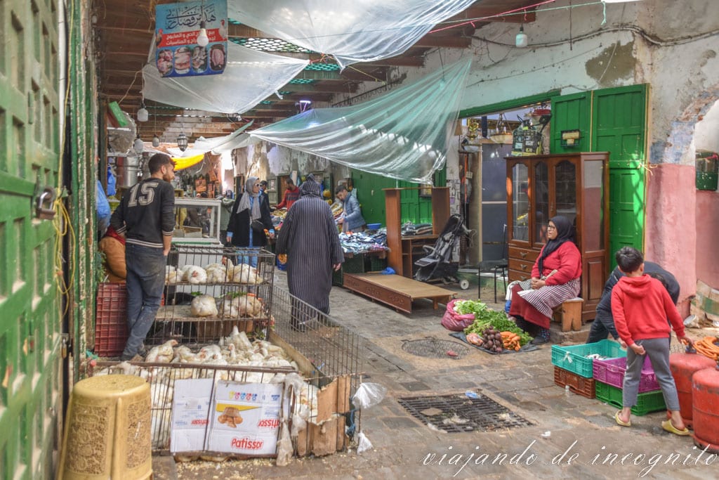 Gente recorriendo los puestos en la Medina de Tetuán.