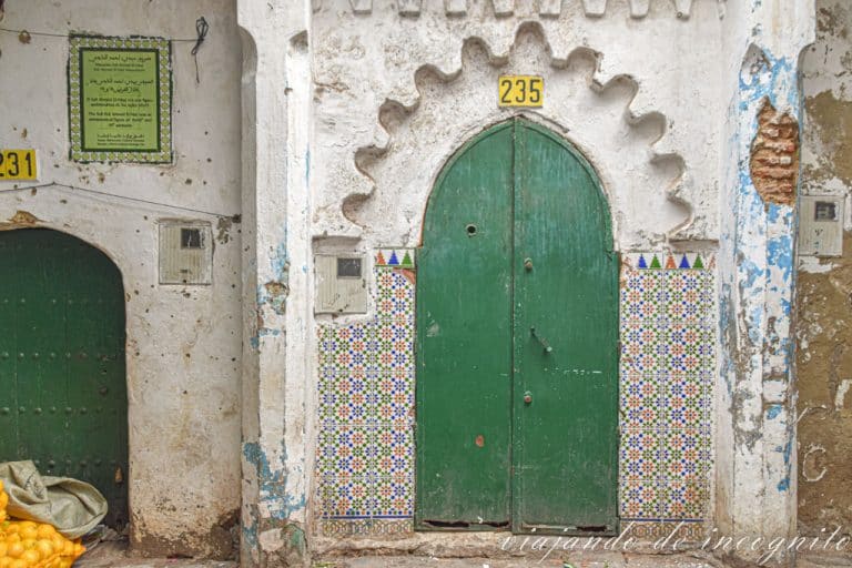 Puerta de entrada verde al Morabito Sidi Ahmed El-Nayi en la Rue Laayoun de la Medina de Tetuán