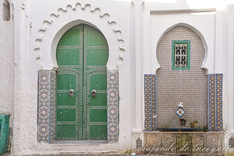 Detalle de la puerta verde junto a la fuente, ambas decoradas con azulejos, de la zagüía de Sidi Abbas Sebtí en la Medina de Tetuán.