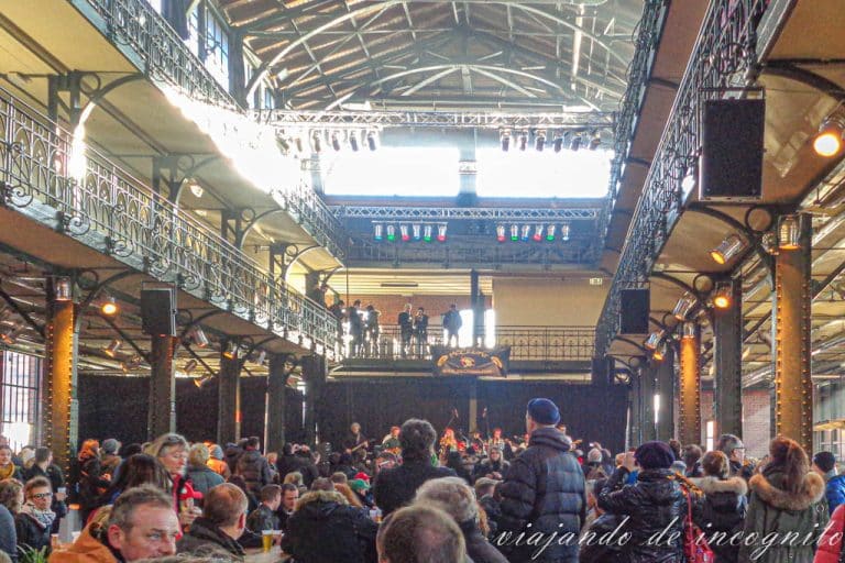 Interior de la Lonja del Pescado de Altona lleno de gente durante el mercado de los domingos.