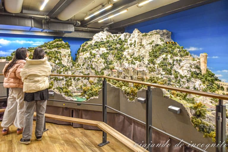 Dos personas miran una de las maquetas del Miniatur Wunderland en Hamburgo.