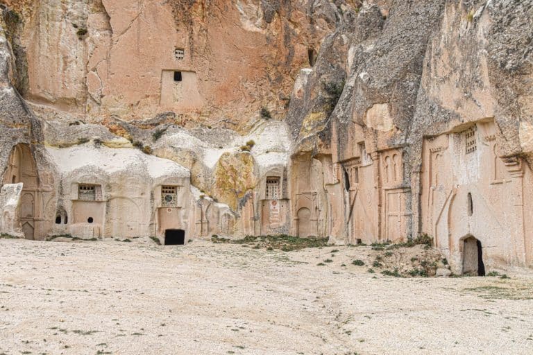 Puertas de entrada a las diferentes salas del Monasterio Hallacdere