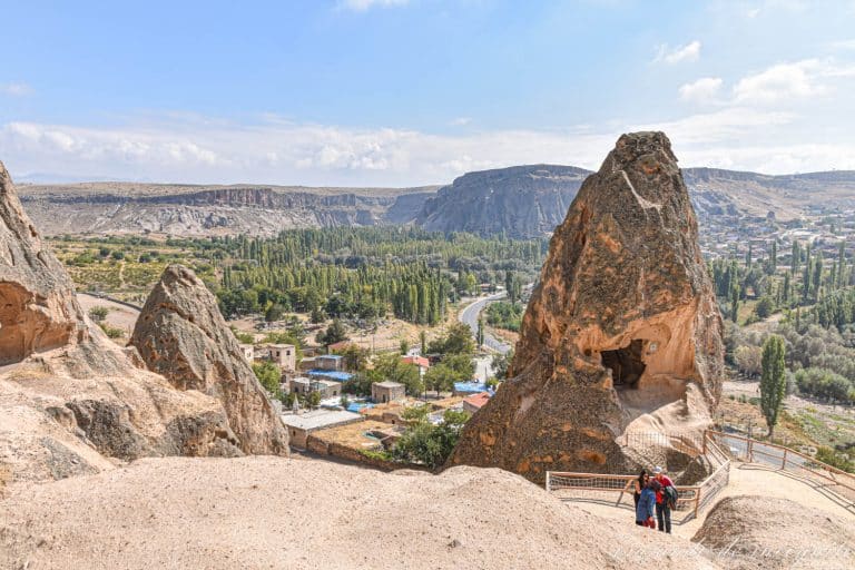 Vistas del valle de Ihlara desde el Monasterio de Selime junto a una de las salas excavadas en la roca del monasterio