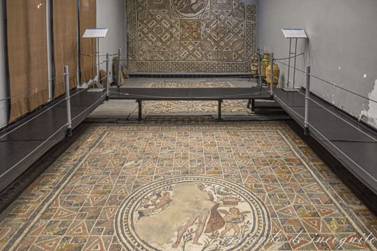 Sala del museo arqueológico de Tetuán donde se ven dos mosaicos de Lixus.