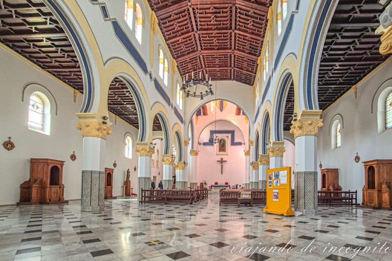 Interior vacío de la iglesia de Nuestra Señora de la Victoria en Tetuán.
