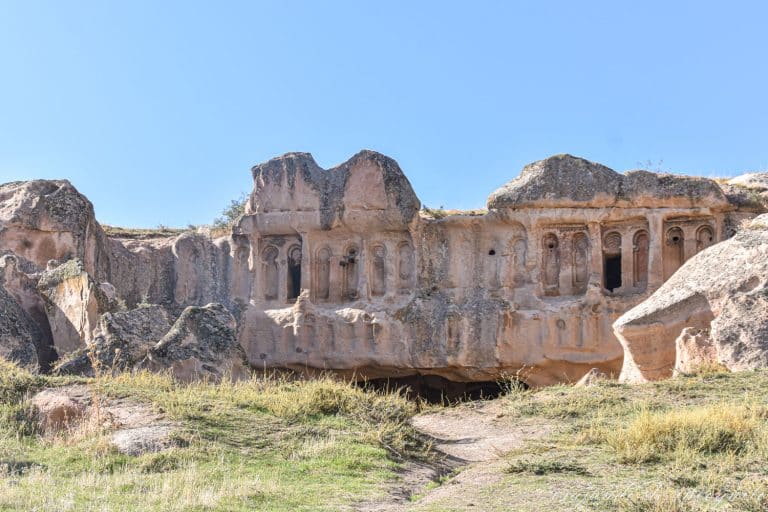 Palacio Abierto excavado en la roca. Una de las visitas qué hacer en Capadocia en tres días