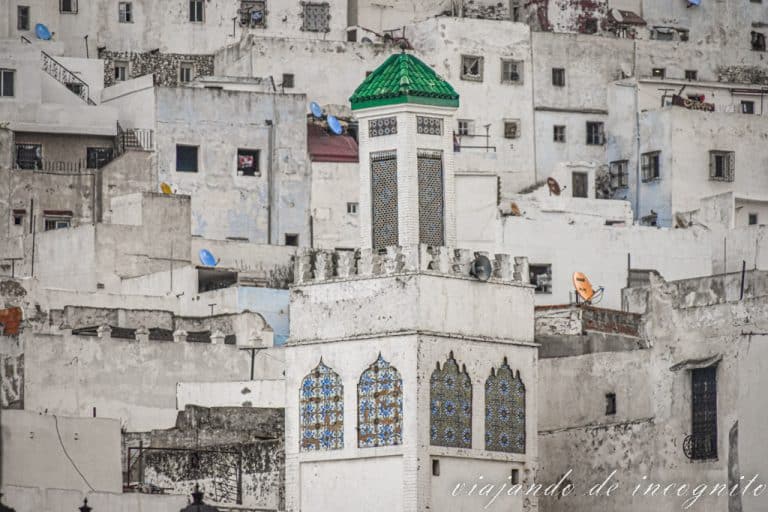 Detalle de una parte de la Medina de Tetuán desde el parque de Feddan. Se ve la cúpula de un minarete rematado con un tejadillo verde y al fondo las casas blancas.