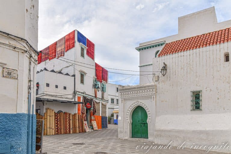Esquina de la plaza Abdalla Guennoun donde se ve la puerta verde de la mezquita de Lalla Saida y el bazar junto a ella que decora su fachada con alfombras