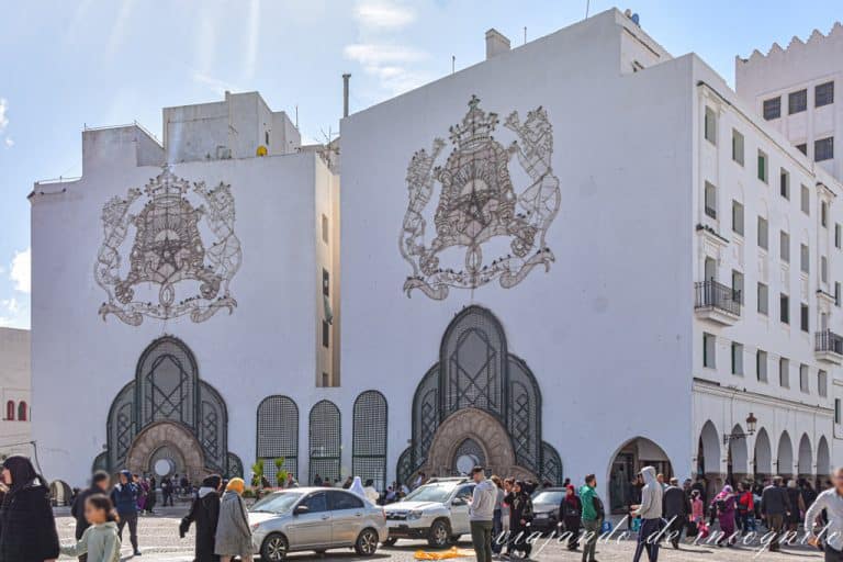 Mucha gente y coches pasan por la actual plaza del Mechouar de Tetuán.