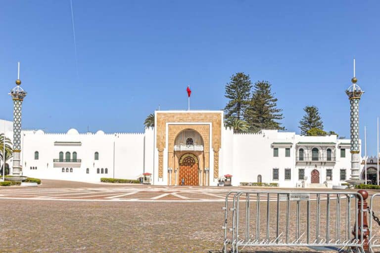 Palacio Real de Tetuán. En primer plano se ven las vallas que cierran el acceso a este.