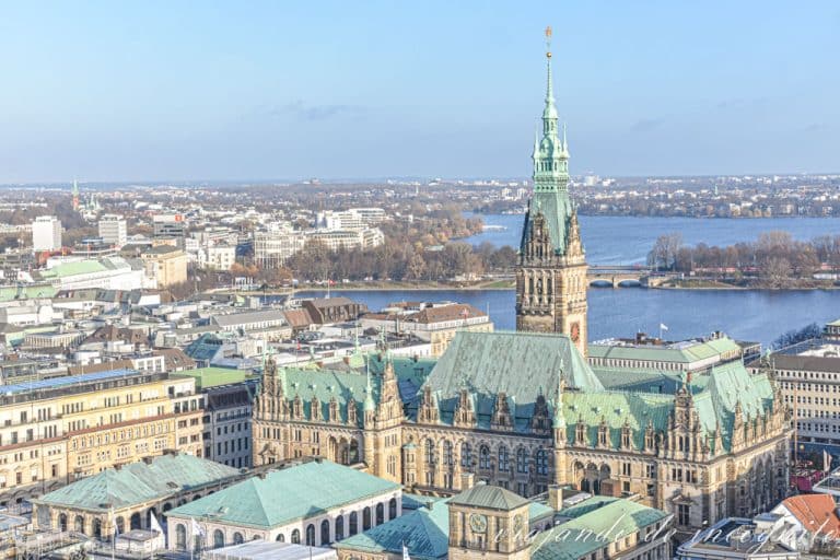 Vistas del ayuntamiento de Hamburgo desde el mirador de la torre de San Nicolás.