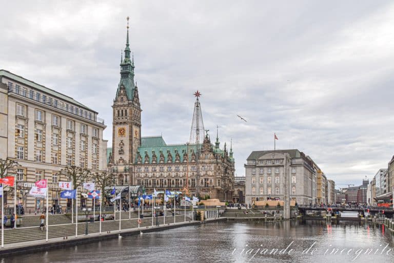 Vista del Pequeño Alster con el ayuntamiento al fondo durante el adviennto.