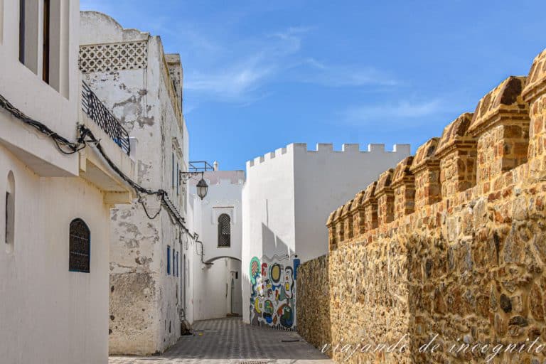 Calle Ibn Khaldoune en dirección al mirador Krikia. A un lado se ve la muralla y al otro casas blancas.