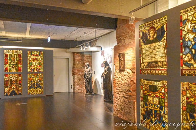 Interior del centro de documentación de San Nicolás en Hamburgo. Se ven las estatuas de San Pedro y San Pablo que se han conservado.