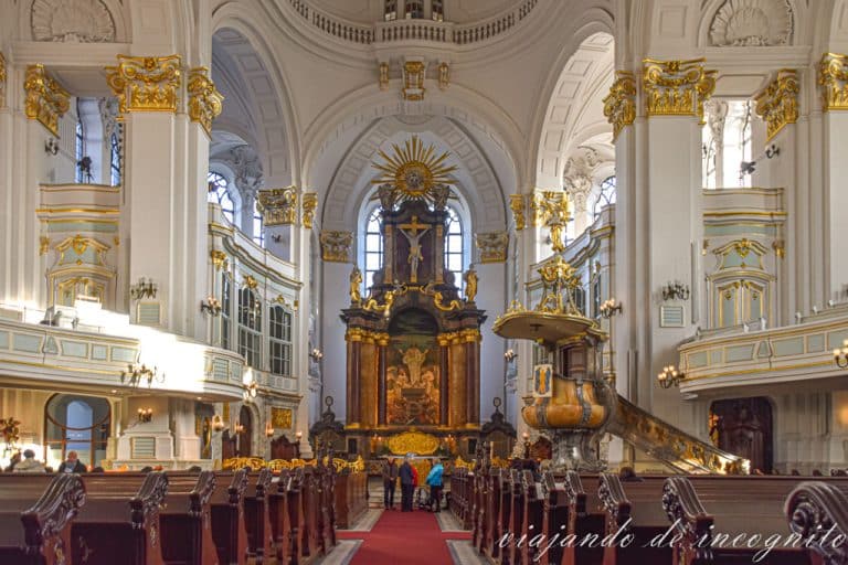Interior de la iglesia de San Miguel en Hamburgo,