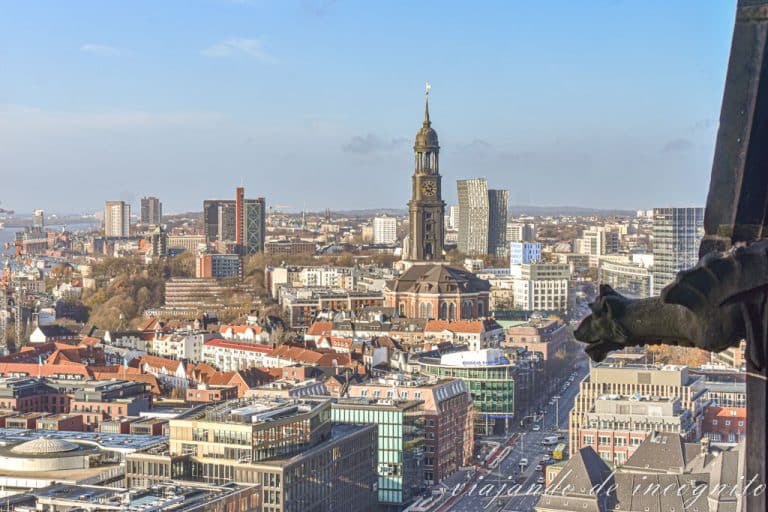 Vistas de San Miguel desde el mirador de San Nicolás en Hamburgo.