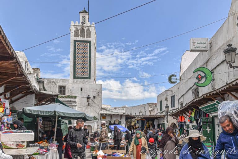 Souk el Fouki con los puestos en medio y mucha gente comprando.