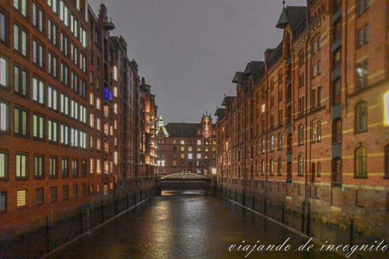 Uno de los canales del Speicherstadt de noche.