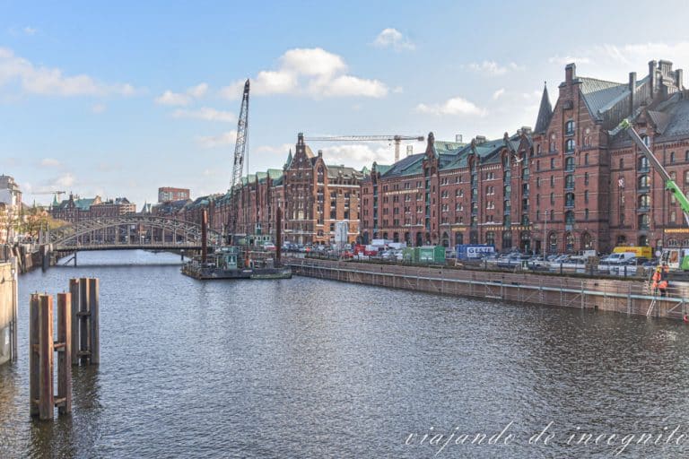 Los edificios de la Speicherstadt de Hamburgo vistos desde el puente frente a la Deichstrasse.