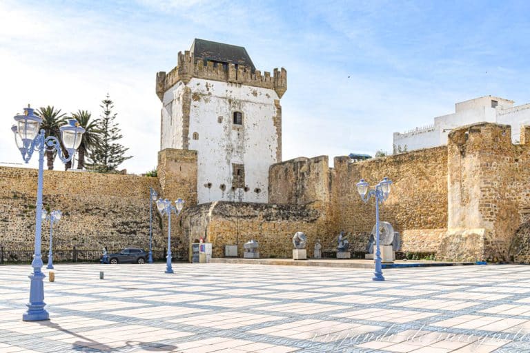 Torre Alkamra vista desde la plaza junto al puerto