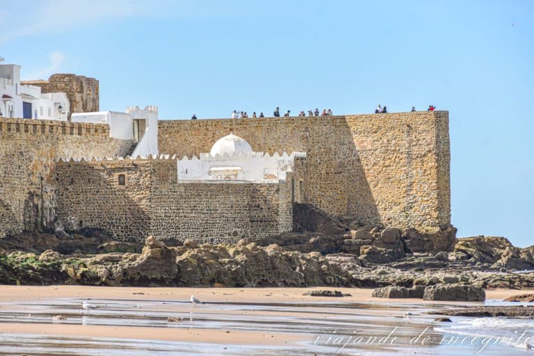 Vistas de la torre Krikia y del mausoleo desde la playa de Asilah.
