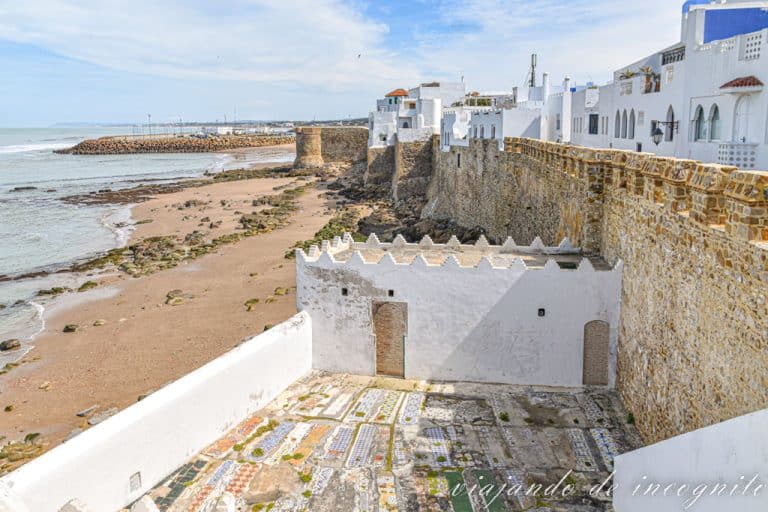 Vistas de la playa, de la Medina y del mausoleo desde el mirador Krikia.