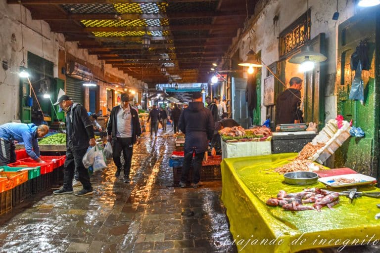Puestos de pescado en el zoco del barrio de Tranquat en la Medina de Tetuán.