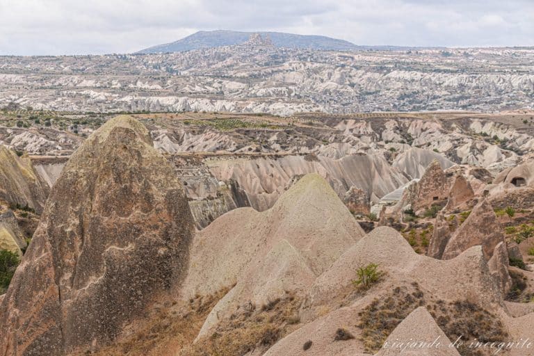 Vistas panorámicas del Valle Rojo con un castillo en la roca al fondo. Una de las visitas qué hacer en Capadocia en tres días