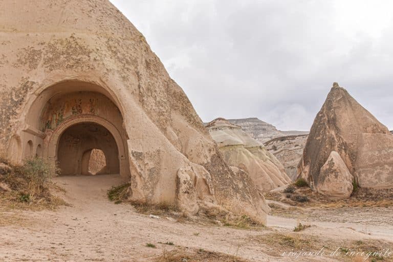 Iglesia rupestre con restos de policromía en una cueva excavada en la roca en el Valle Rosa