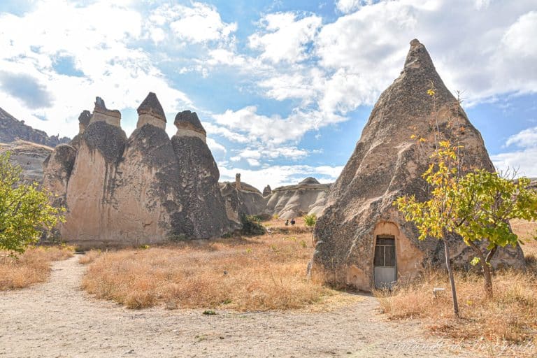 Formaciones rocosas del Valle de Passabag. Una de ellas tiene una pequeña puerta de entrada