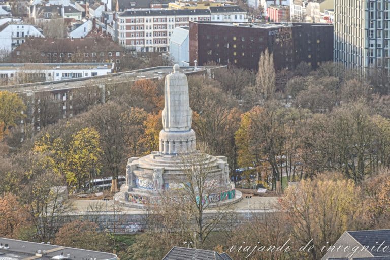 Vista del monumento a Bishmarck de espaldas desde San Miguel.