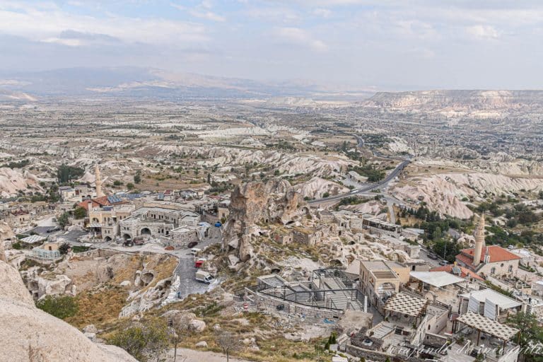 Vistas desde el castillo de Uchisar de las formaciones rocosas típicas de la Capadocia