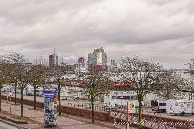 Vistas del centro de Hamburgo desde la zona donde se organiza el mercado de pescado.