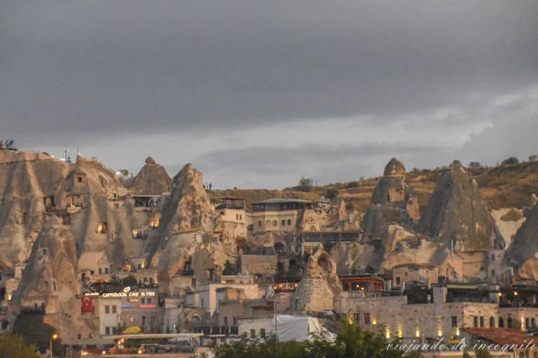 Estructuras rocosas de Göreme junto a las casas vistas desde la terraza de un hotel