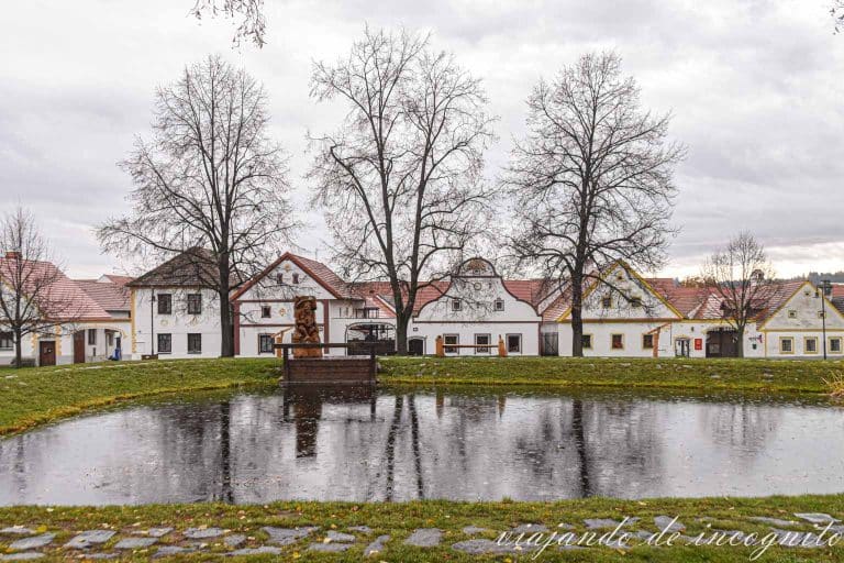 Casas de la aldea de Holasovice frente a un pequeño estanque.