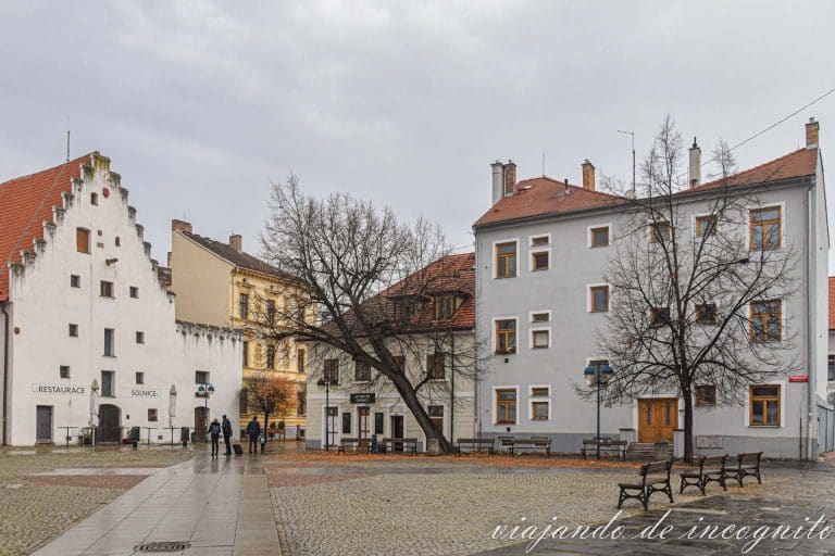 Plaza de los Escolapios pronto por la mañana de un día de noviembre.