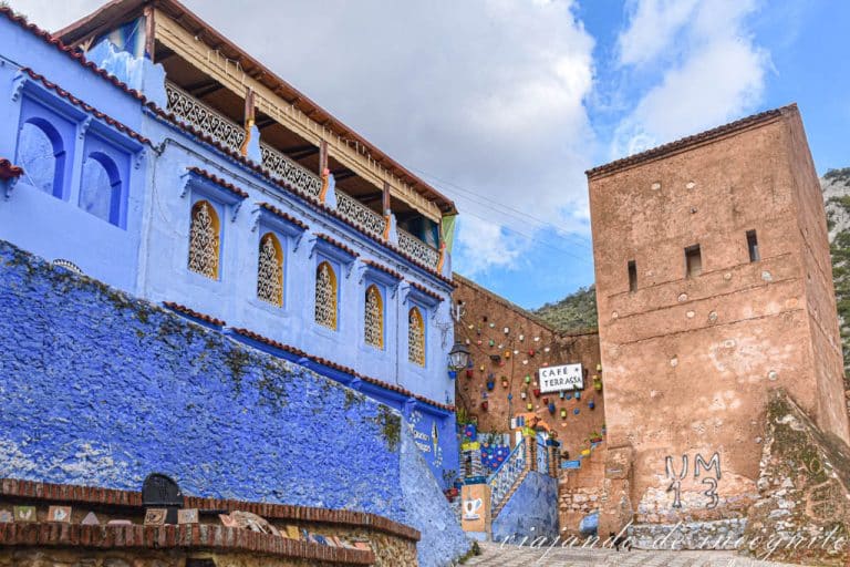 Puerta de Bab el Onsar junto a un edificio azul donde está el café Terrasa