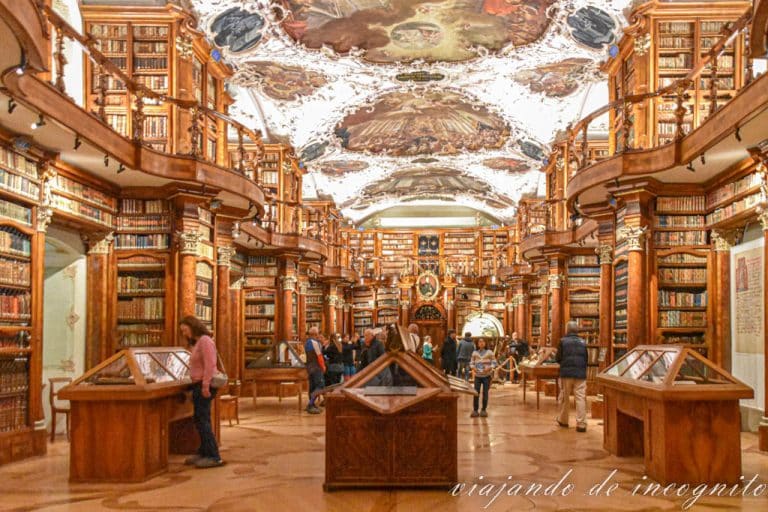 Algunas personas visitan el interior de la biblioteca de San Galo.