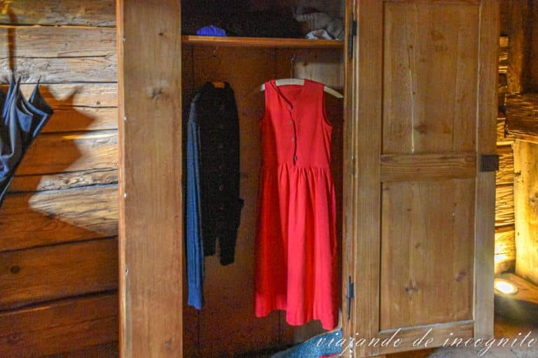 EL vestido rojo de Heidi dentro de un armario.