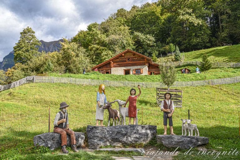 Las figuras del abuelo, Clara, Heidi, Pedro, Niebla y varias cabras saludan con la casa de los Alpes al fondo.