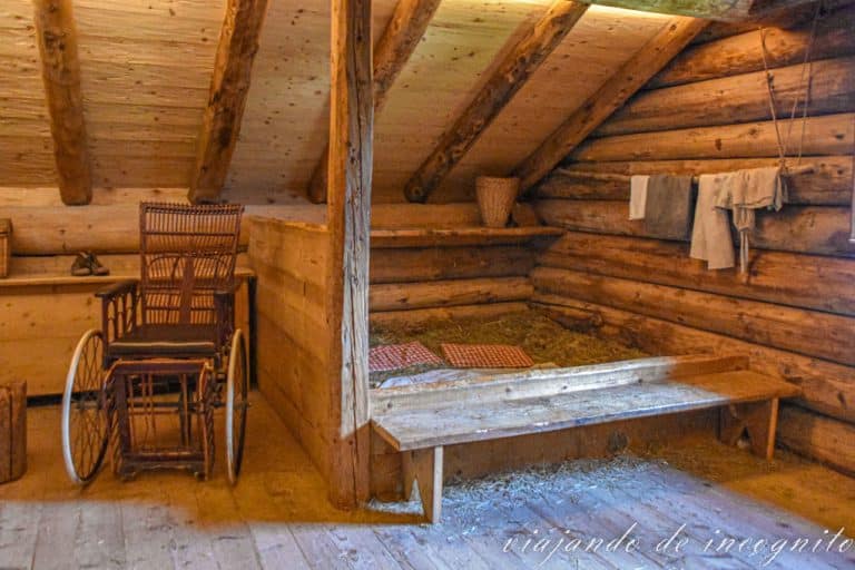 Dormitorio de Heidi en la casa de los Alpes.