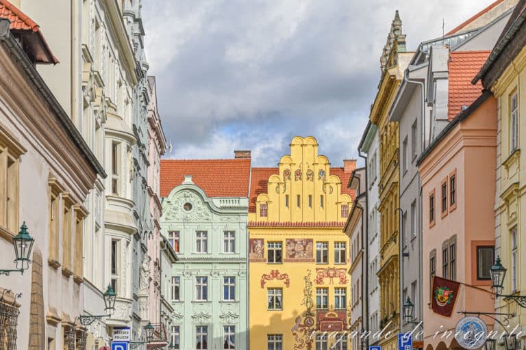 Fachadas de colores de la calle Veleslavínova vistas desde la calle Perlová