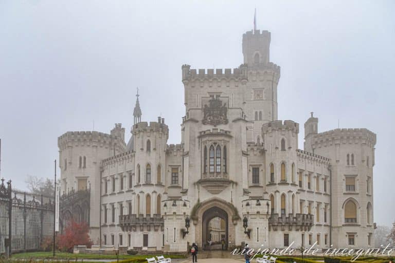 Castillo de Hluboká entre la niebla.
