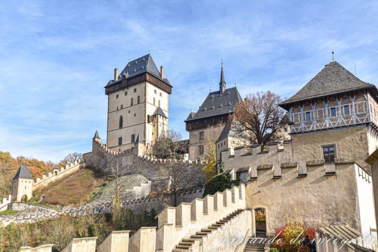 Vista del palacio de Karlstejn desde la torre del pozo