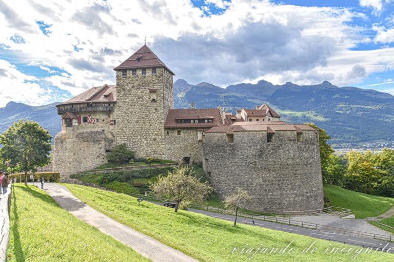 Exterior del castillo de Vaduz con el cielo azul.